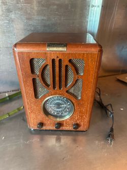 Vintage AM/FM radio w/ cassette player