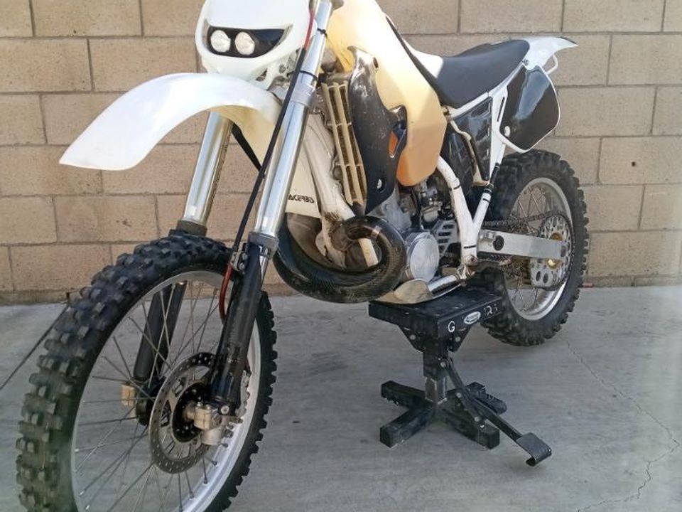 Photo HONDA CR250R PLATED !!! CA STREET LEGAL ENDURO 2 STROKE RARE COLLECTIBLE!! NOVELTY. FAST AND FUN!