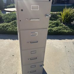 Free File Cabinet(4 Drawers)