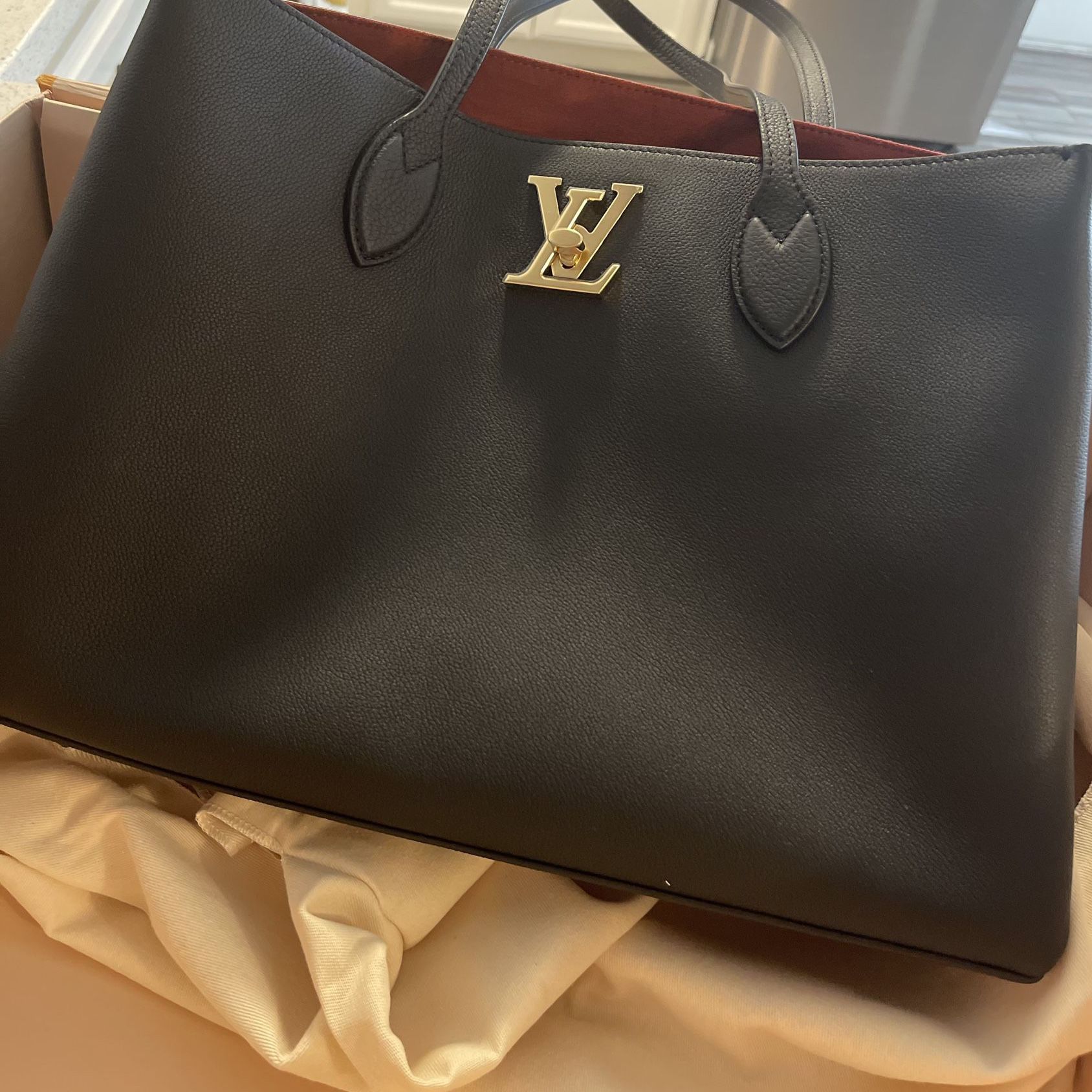 Louis Vuitton Lock Me Shop Noir for Sale in Yelm, WA - OfferUp