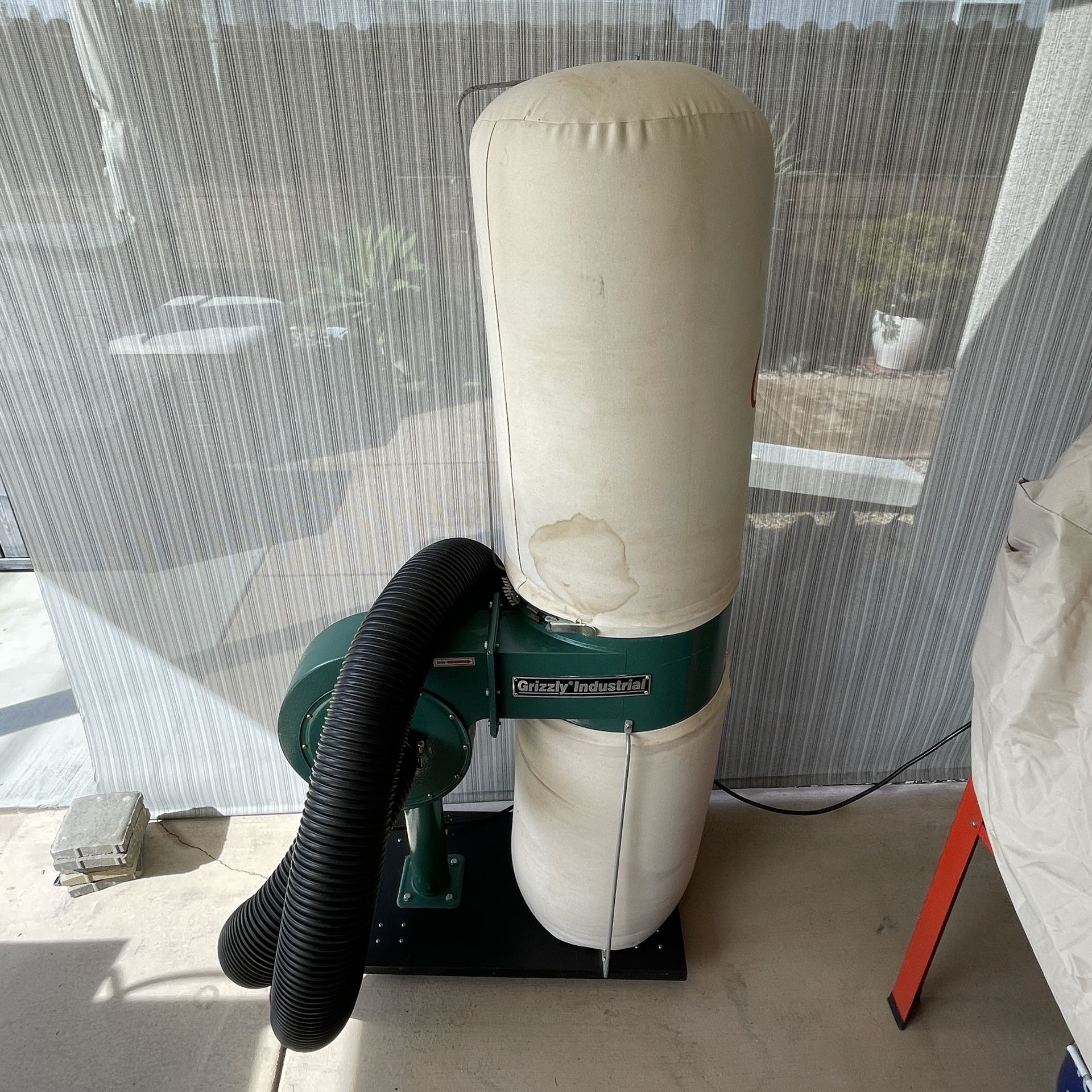 Grizzly G8027 1 HP Dust Collector with 4” x 6ft Hose