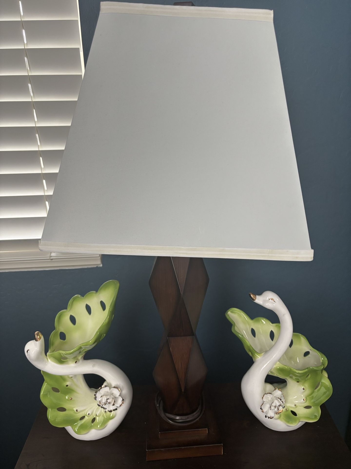 Ashley Lamp And Two Swan Flower Vase 