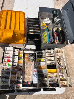 Fishing tackle box with tackle