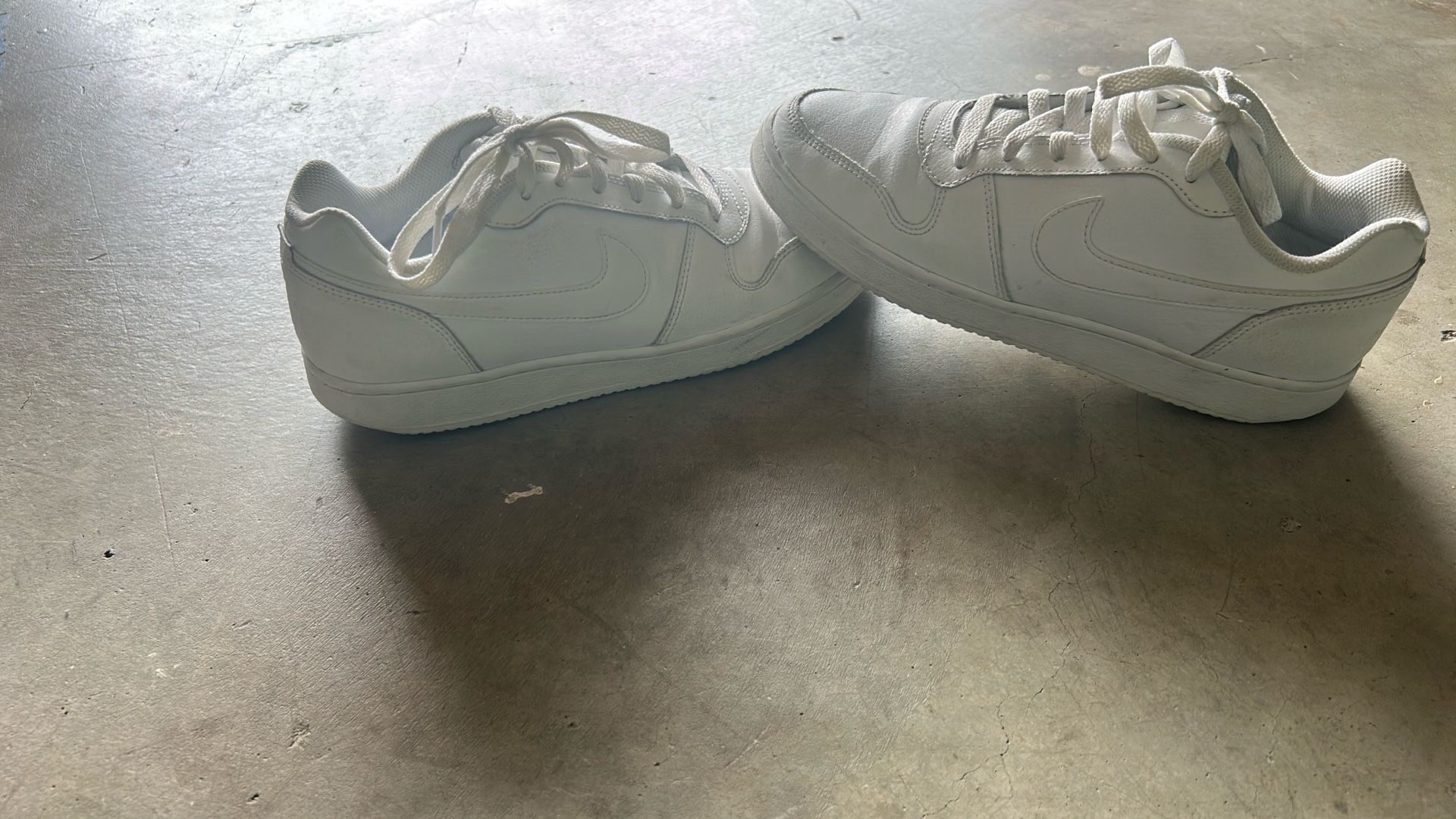 White Nike Shoes 8.5