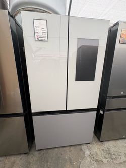 Samsung Family Hub Refrigerator in White and Gray Glass 💀