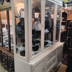 Thomasville China Hutch Very Good Condition 