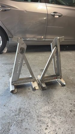 2 LADDER JACKS