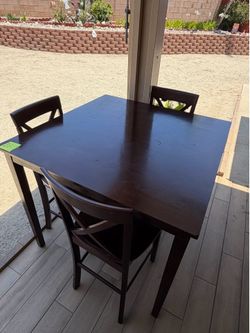 Beautiful dinning set  Table & 3 Chairs .