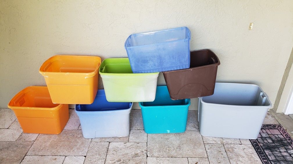 8 Plastic Storage Containers Used