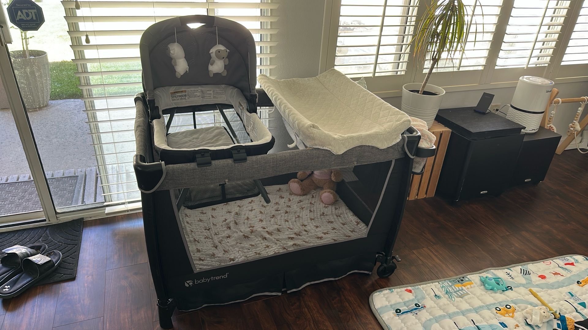 Baby Trend Play Pin With Removable Bassinet & Changing Table