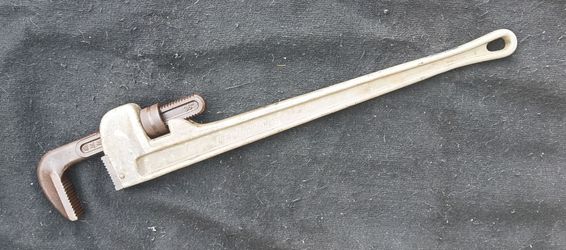 36 INCH ALUMINUM PIPE WRENCH
