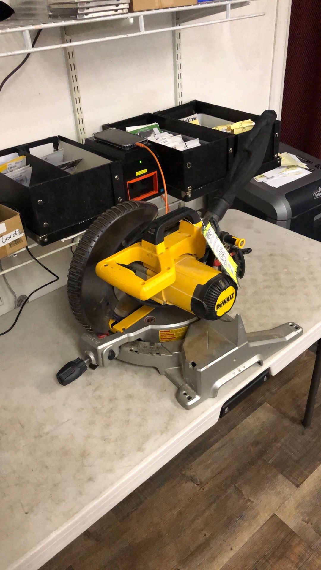 1003 Dewalt DWS713 Corded 120v 15amp Compound Single Bevel Miter Saw W/ Dust Bag 566232