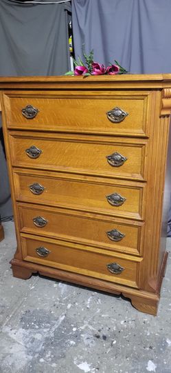 Beautiful Farmhouse Tall Boy by Bassett, Solid Wood, Perfect Condition. Draws on Rollers, slide easily