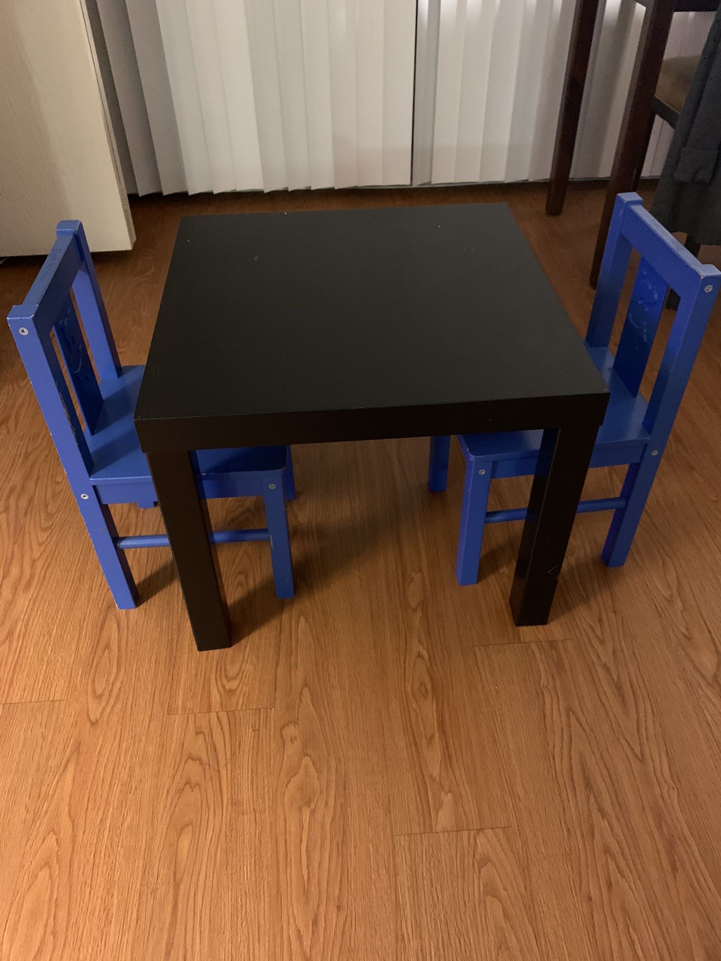 Kids table with 2 chairs