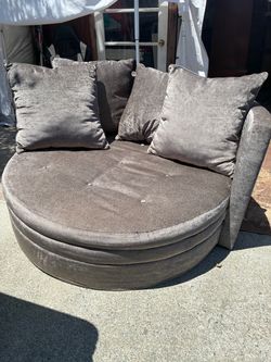 BEAUTIFUL ROUND COUCH GRAY COLOR LIKE NEW