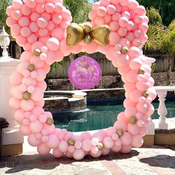 Minnie balloon arch 