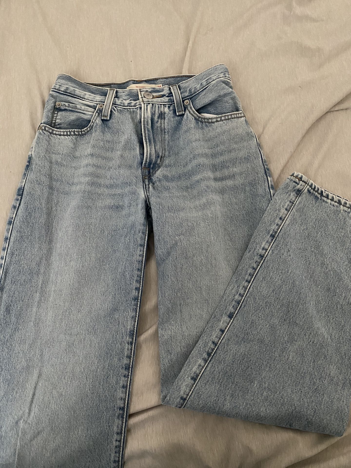 Women’s Light Wash Levi’s Jeans