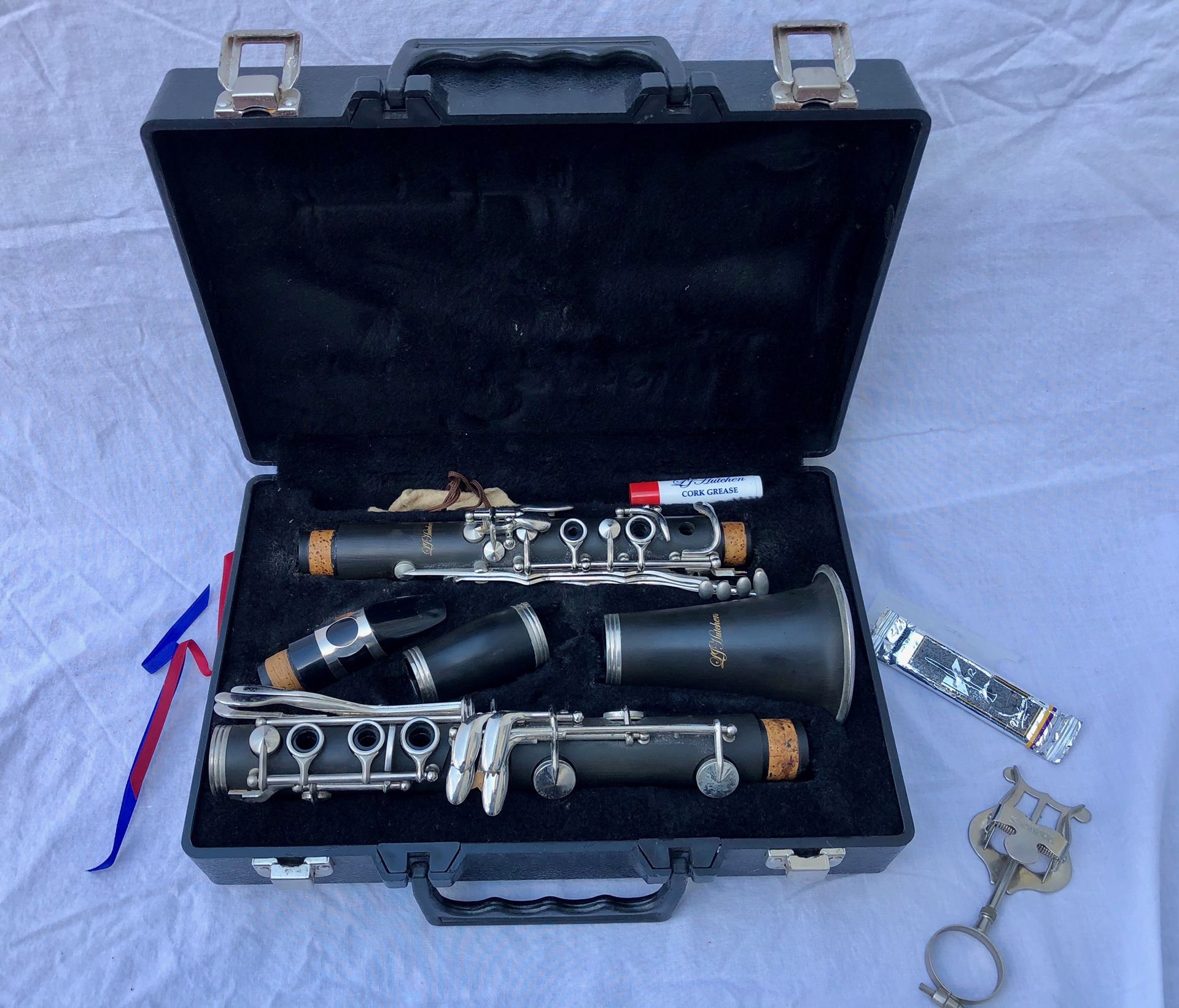 LJ Hutchen Clarinet Beginners To Intermediate Plays Beautifully Great Condition