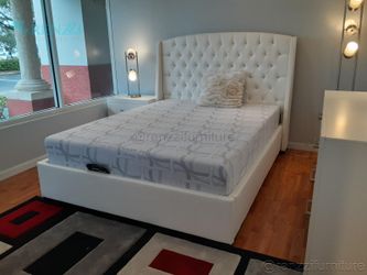 White leather queen bed frame / cama queen blanca