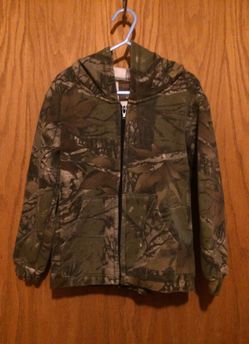 Boys Camo fleece lined sweater/hoodie size 6T