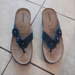 Wbomens Light Weight Sandals SZ 10