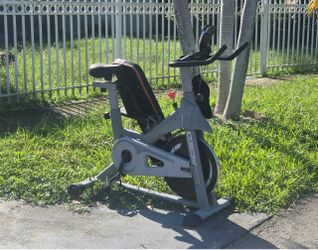 Free exercise bike/ weight lifting bench