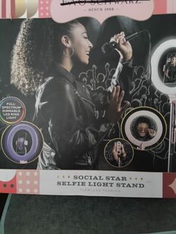 Fao Schwarz Social Star Selfie Light Stand 