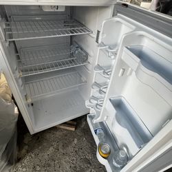 Mini fridge 