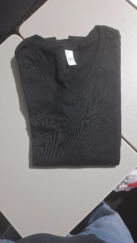 (BB - 9)  DISTRICT WOMEN'S V-NECK BLACK T-SHIRT SIZE LARGE 