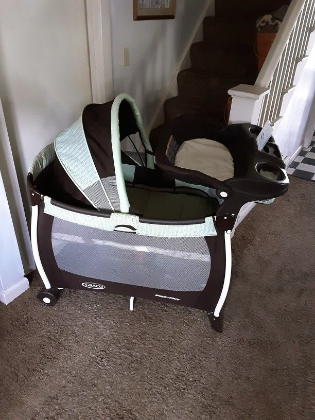 Graco Packnplay with Bassinet insert and Changing Table