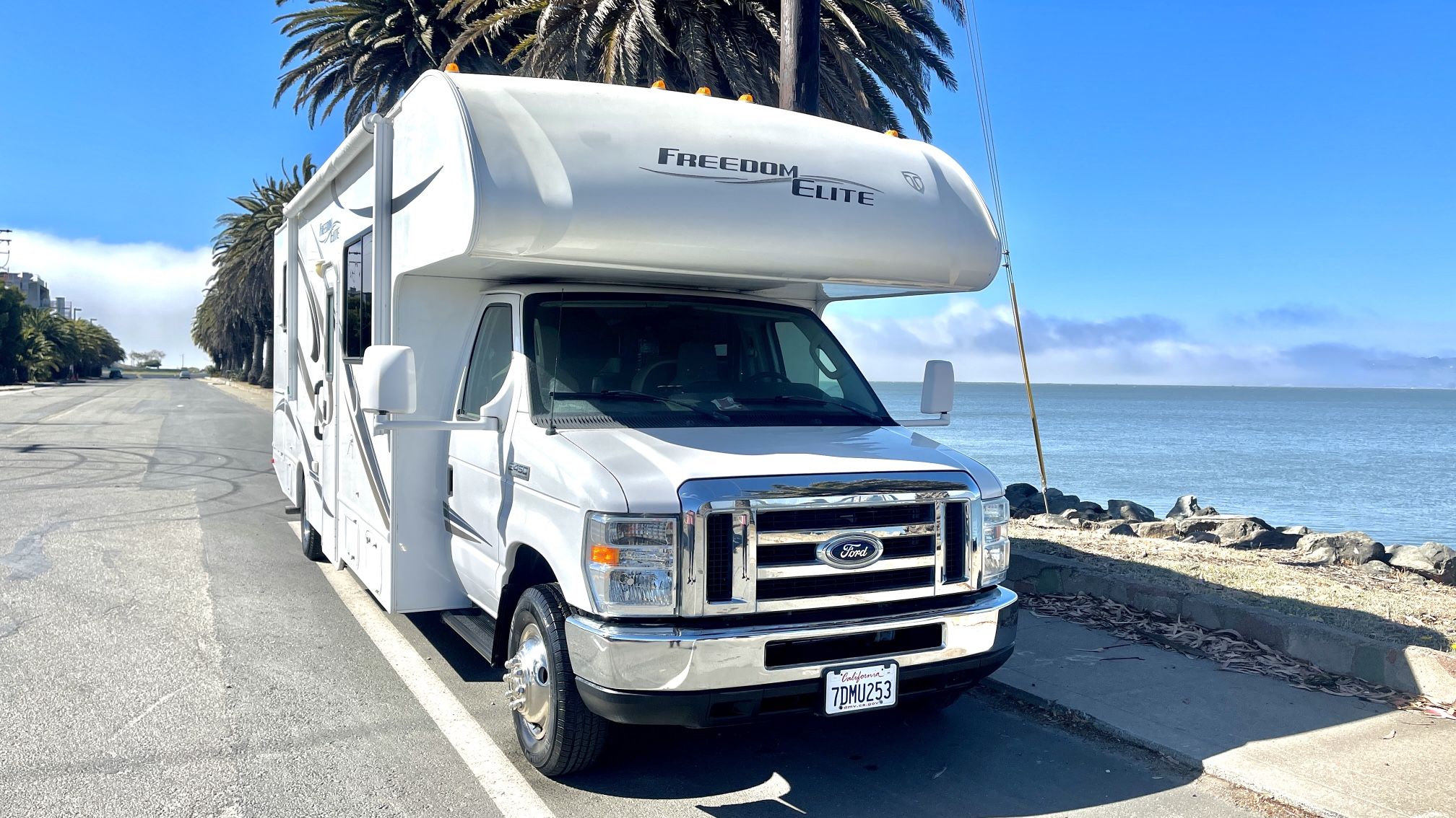 2014 E450 Freedom Elit RV Almost New!