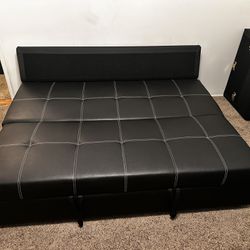 High Quality Leather Couch + Pull out Bed / Futon 