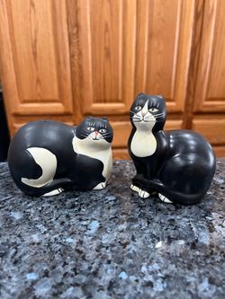 Vintage Large Ceramic Sakura Black & White  Cat Pair of Salt Pepper Shakers.  Size tallest approximately 3 1/2 inches tall.  Preowned.