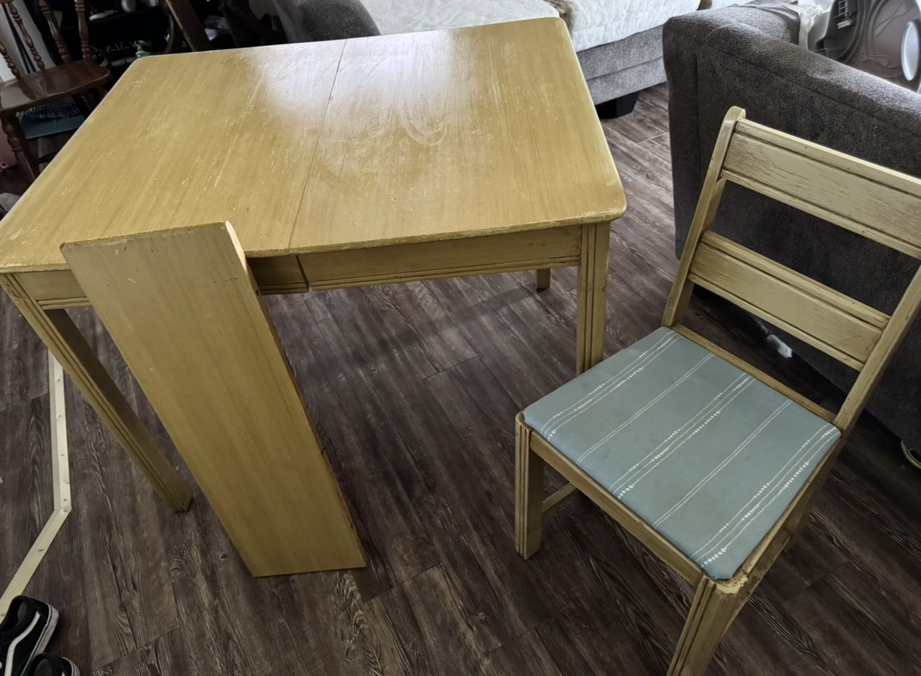 Table with Three Chairs & Leaf