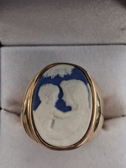 Clay portrait mother child, yellow gold ring, 10k, 15.2g, size: 11