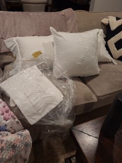 Dkny 3 pillow set and sham white with flowers
