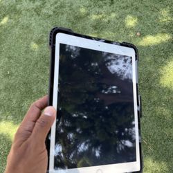 Apple Ipad 8th Gen 32GB White With Case