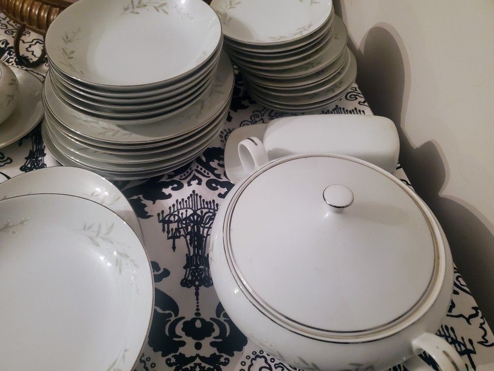 SAINT REGIS FINE CHINA 101 PIECES