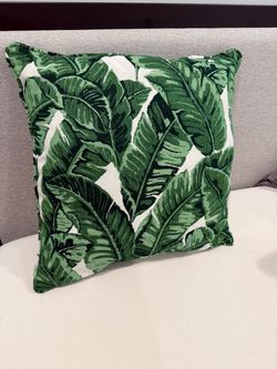 Accent pillow green leaves