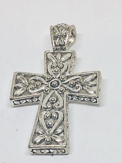 Silver tone detailed cross pendant