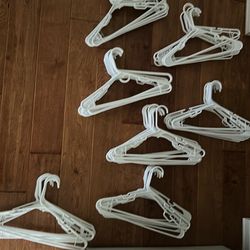 70 plastic clothes hangers