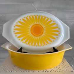Vintage Pyrex Promotional 69-70  Daisy # 045 2 qt casserole dish with lid  Beautiful cond
