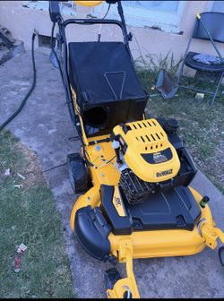 DEWALT lawnmower working good