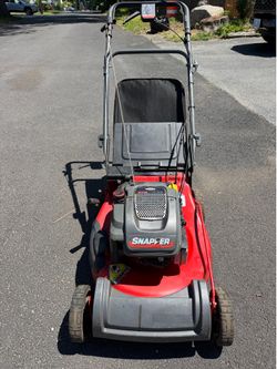 Snapper by Briggs & Stratton self-propelled lawnmower with a bag Snapper by Briggs & Stratton self-propelled lawnmower with a bag