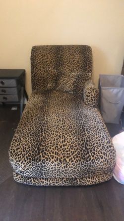 Leopard chase