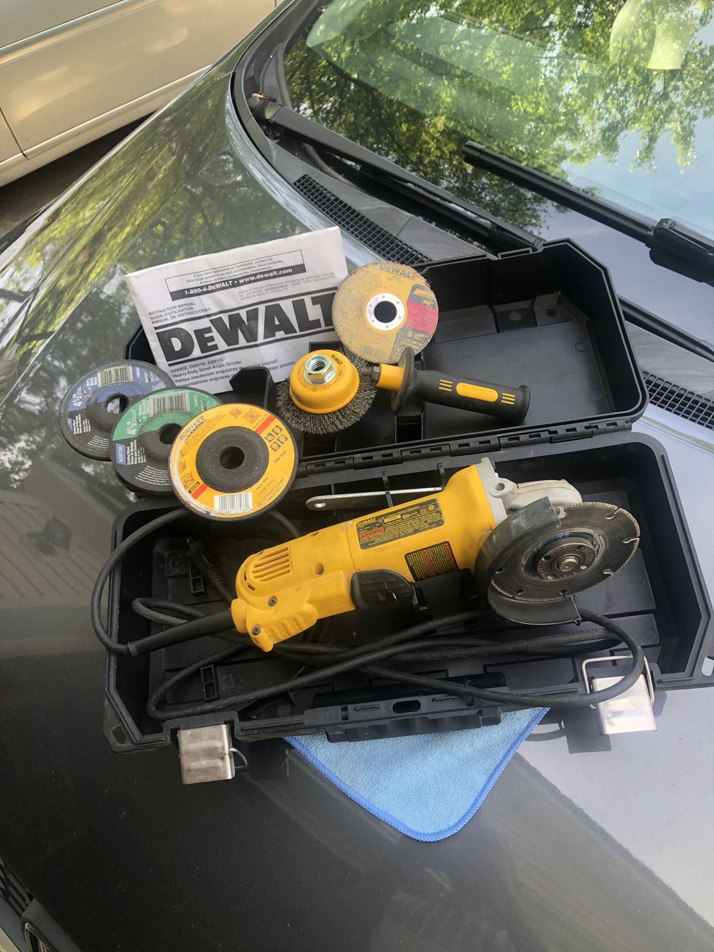 DeWalt D28402K 4 1/2 Inch Angle Grinder With Case And accessories $95 Firm In great condition