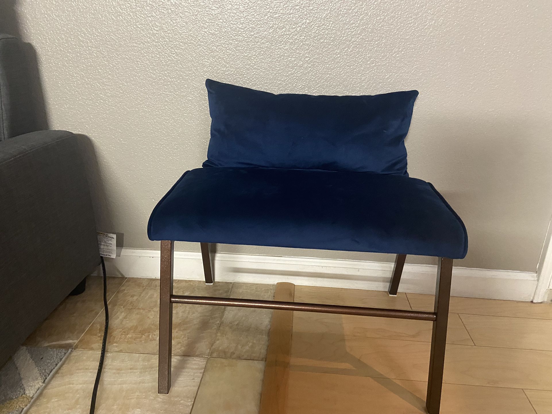 XL Chair, Ottoman And Throw Pillow 