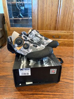 Santic Cycling Shoes w/ Dial Closure – Size 7 (EU 41) – Road/Gravel