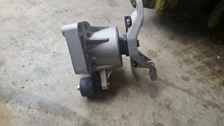 Engine Motor Mount With Bracket 2013-16 Ford Fusion Lincoln MKZ 2.0L Front
