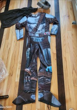 Jazwares Star Wars The Mandalorian  Costume Halloween Size Medium with Helmet and Cape